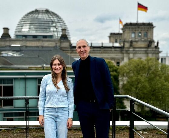 Christoph Schmid, MdB mit der Girls´Day-Teilnehmerin Sara