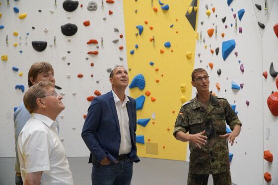 MdB Christoph Schmid zu Besuch in der Kaserne Füssen